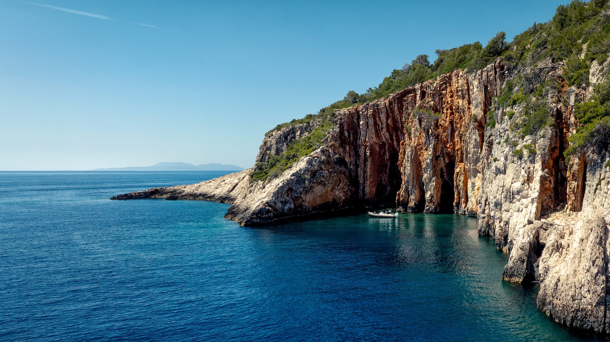 Red Rocks tour Hvar — Red Rocks cliffs viewed from the sea near Hvar